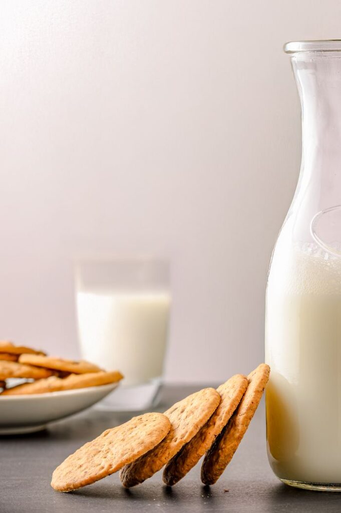 Enjoy freshly baked cookies with a glass of milk, a classic and comforting snack for any time of the day.